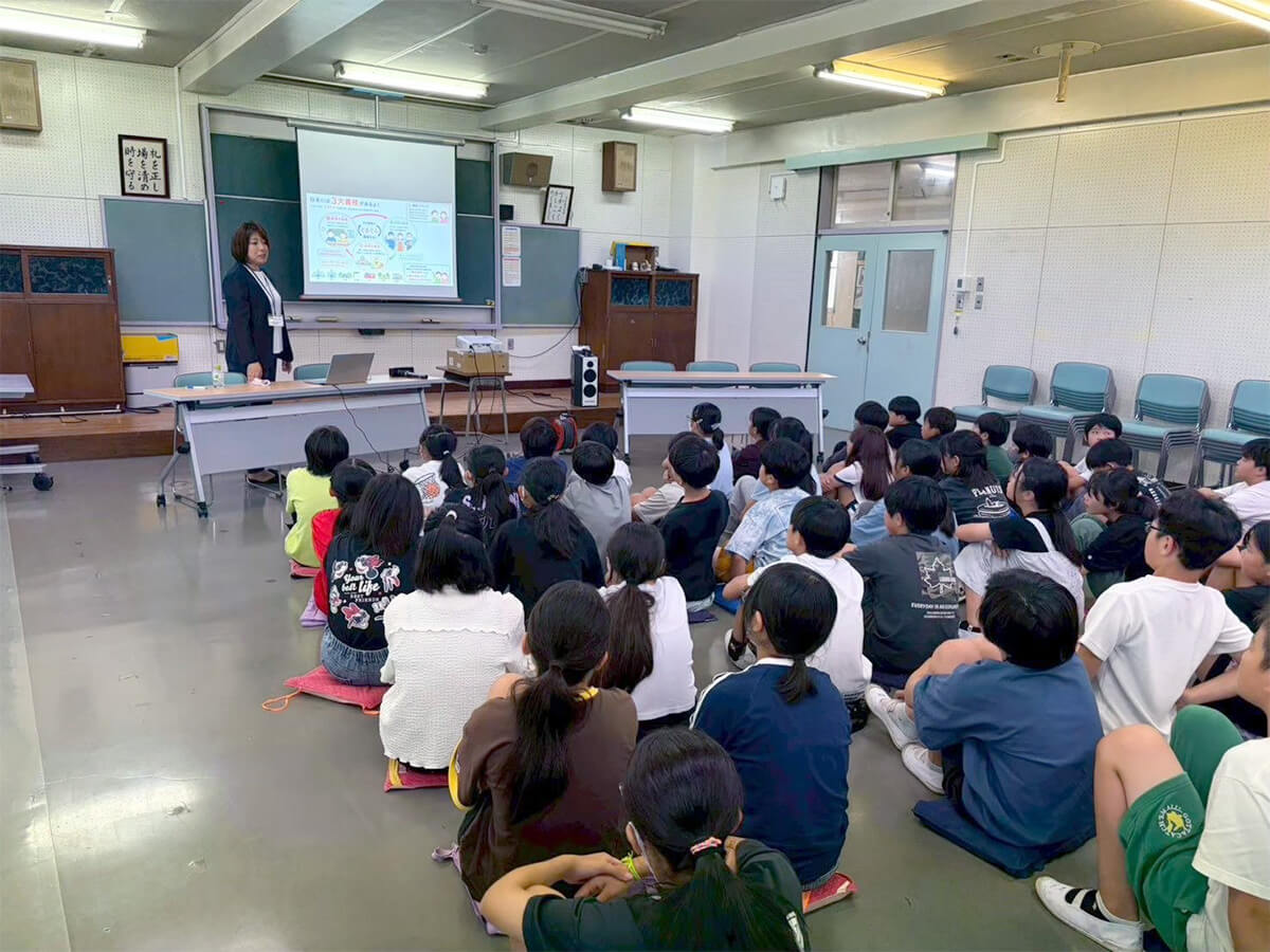 市内小中学校へ租税教室の講師担当